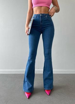 Женские стильные трендовые хитовые качественные темно-синие джинсы клеш 2024