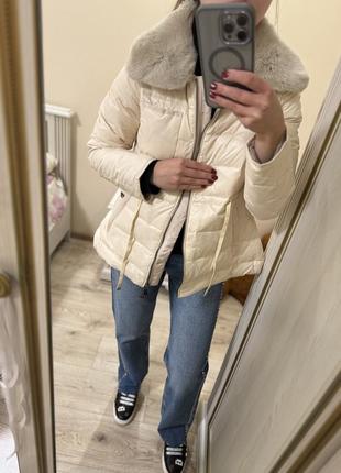 Бежевий пуховик moncler zara hm mango massimo dutti куртка пальто біла з мехом