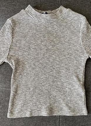Серый топ в рубчик
