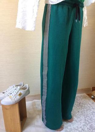 Зимние тёплые спортивные широкие штаны с лампасами
