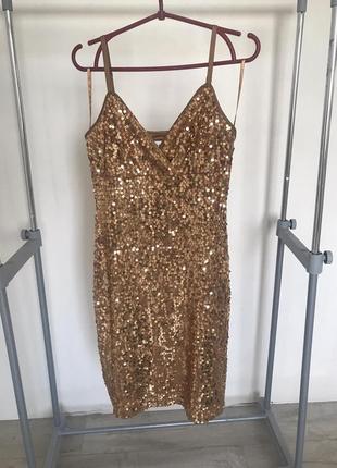 Яркое платье в золотую пайетку
