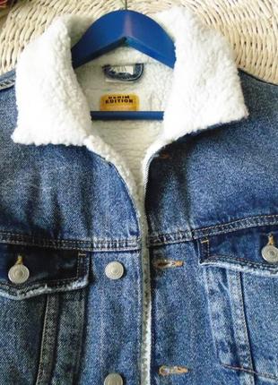 Крутецкая джинсовая куртка на шерпа флисе zara3 фото