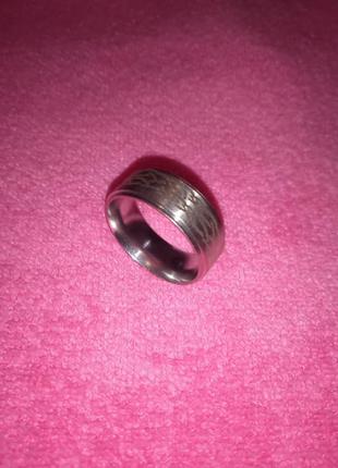 Кольцо серебристого цвета с гравировкой. р9(18.9)