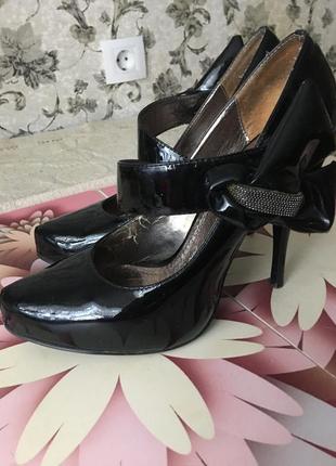 Лакові туфлі