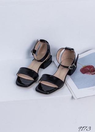 Кожаные лаковые босоножки на низких каблуках из натуральной кожи7 фото