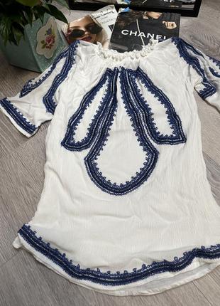 Белое платье с геометрическим принтом и открытыми плечами вышиванка бисер4 фото