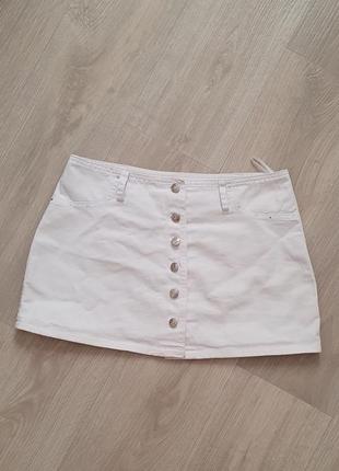 Белая короткая юбка на худышку3 фото