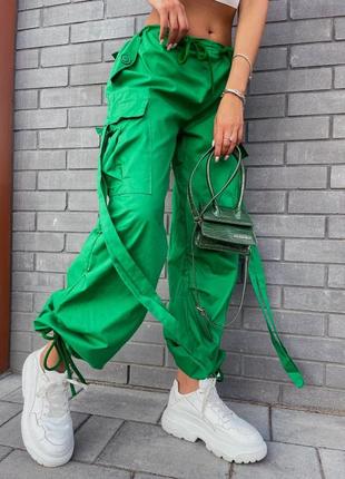 Штани карго жіночі однотонні оверсайз з кишенями якісні стильні трендові зелені малинові3 фото
