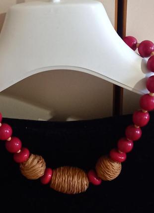 Гарне, яскраве намисто із дерева.