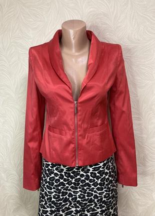 Красный женский пиджак