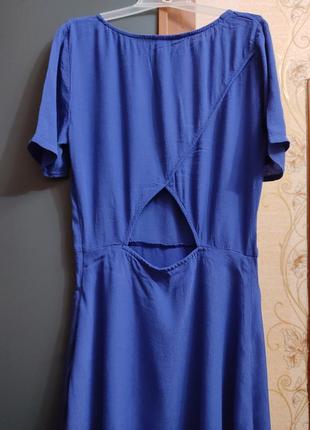 Красиве плаття з вирізом на спині