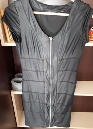 Тоненьке шкіряне плаття