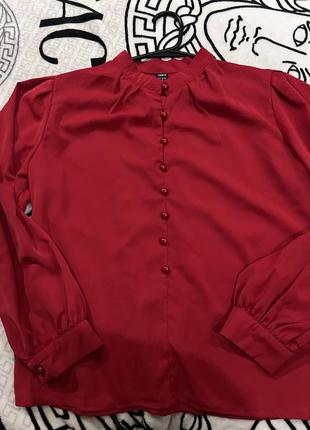 Красная блузка из вискозы