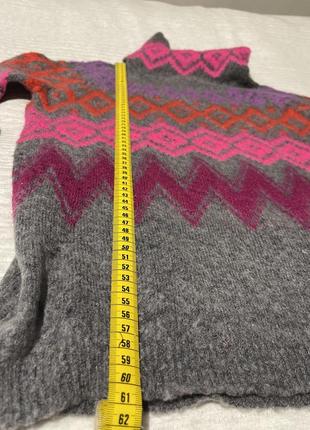 Шерстяной свитер с яркими узорами3 фото