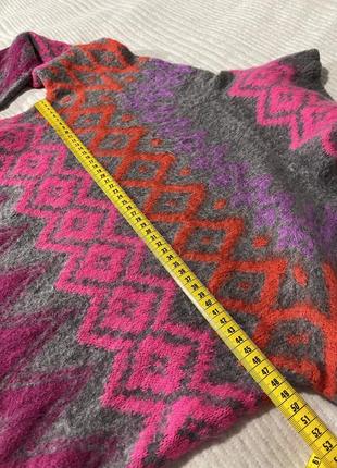 Шерстяной свитер с яркими узорами2 фото