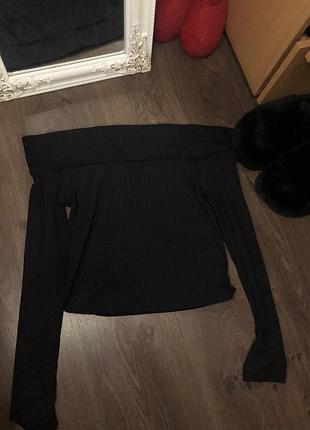 Трендовая кофточка со спущенными плечами обнаженными плечами