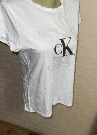 Белая оригинальная футболка calvin klein