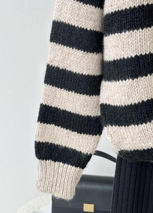 Вязаный женский свитер в полоску2 фото