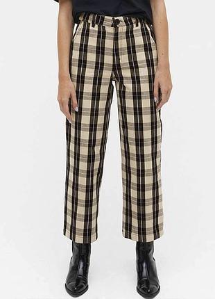Хлопковые брюки monki в клетку в стиле burberry