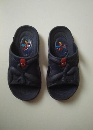 Дитячі шльопанці .