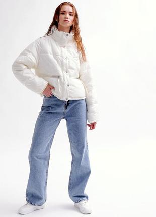 Женская белая молодежная демисезонная короткая куртка оверсайз молочного цвета3 фото