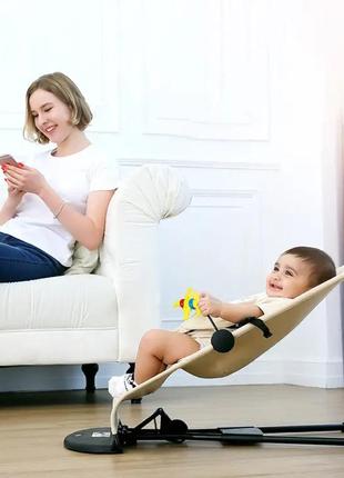 Крісло гойдалка для новонароджених шезлонг для дітей з іграшкою з яскравими фігурами бежеве