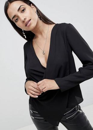 Стильная черная блузка блуза на запах и сексуальным декольте asos