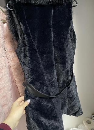 Безрукавка из искусственного меха