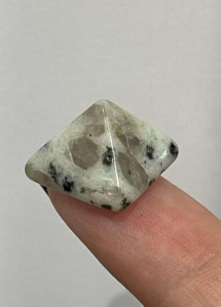 Пирамидка из натурального камня яшма долматиновая - оригинальный сувенир на подарок парню, девушке