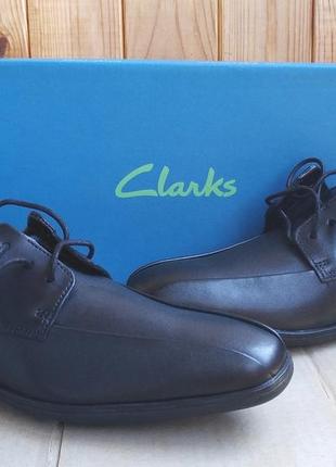 Нові шкірні зручні туфлі мокасини clarks напівчеревики хороший варіант для школи