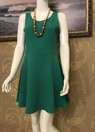 Очень красивое и стильное брендовое платье зелёного цвета.2 фото