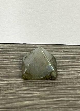 Пірамідка з натурального каменю лабрадор – оригінальний сувенір на подарунок хлопцю, дівчині4 фото