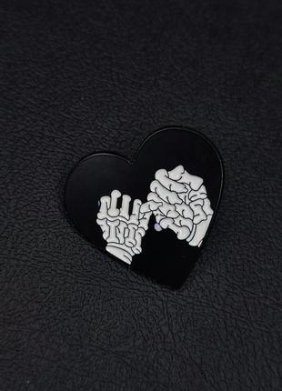 Пін значок брошка у вигляді серця з руками1 фото