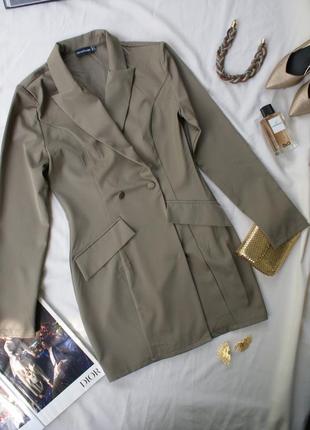 Актальный приталенный удлиненный пиджак в оливковом оттенке от pretty little things