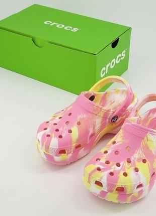 Крокс классик клог платформа розовый лемобид crocs classic clog platform marbled pink lemonade/multi6 фото