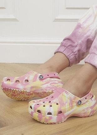 Крокс классик клог платформа розовый лемобид crocs classic clog platform marbled pink lemonade/multi4 фото