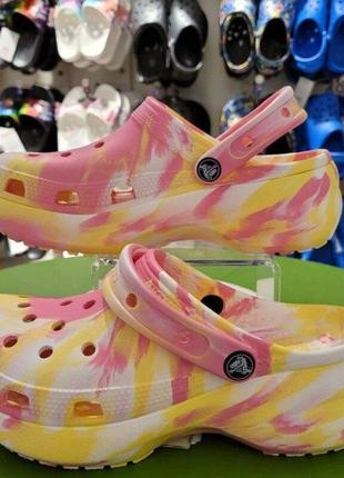 Крокс классик клог платформа розовый лемобид crocs classic clog platform marbled pink lemonade/multi8 фото