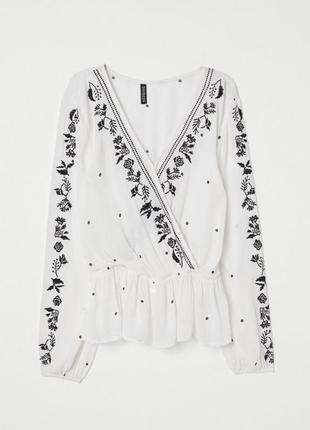 H&m красивая молочная блуза с контрастной вышивкой