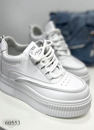 Базовые белые сникерсы