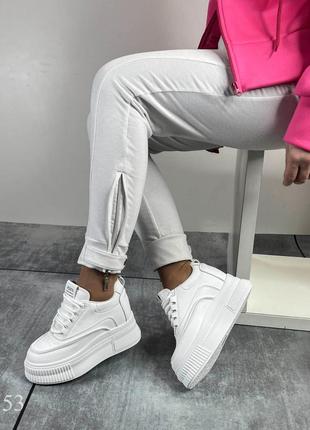 Базовые белые сникерсы