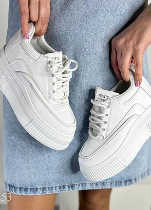 Базовые белые сникерсы