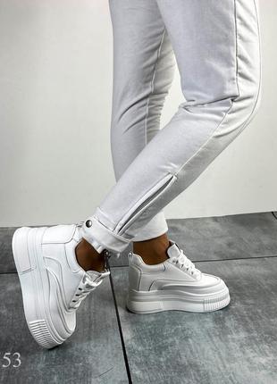 Базовые белые сникерсы
