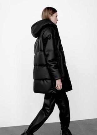 Шкіряна куртка пуфер середньої оригінал довжини довга під шкіру кожаная зимова пуховик з капюшоном і карманами3 фото