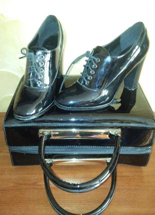 Лаковые демисезонные ботинки на шнурках.1 фото