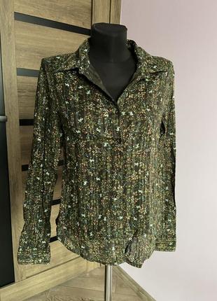 Блузка темная в цветочный принт