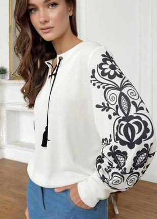 Світшот блуза жіночий трикотажний молочний з етнічним принтом 3488-02