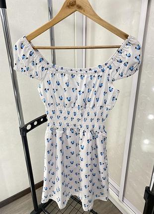 Біла сукня з голубим принтом