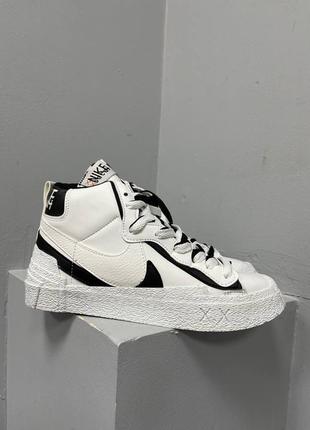 Найк блейзер мідnike blazer mid × sacai 'white black'