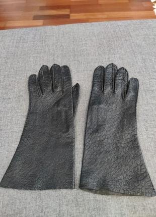 Красивые кожаные демисезонные перчатки из страусиной кожи2 фото