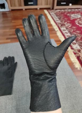 Красивые кожаные демисезонные перчатки из страусиной кожи4 фото
